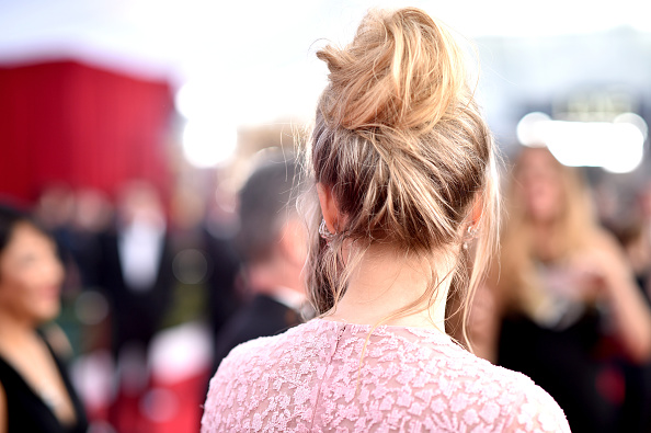 How to get romantic messy top knot - Politics of Pretty