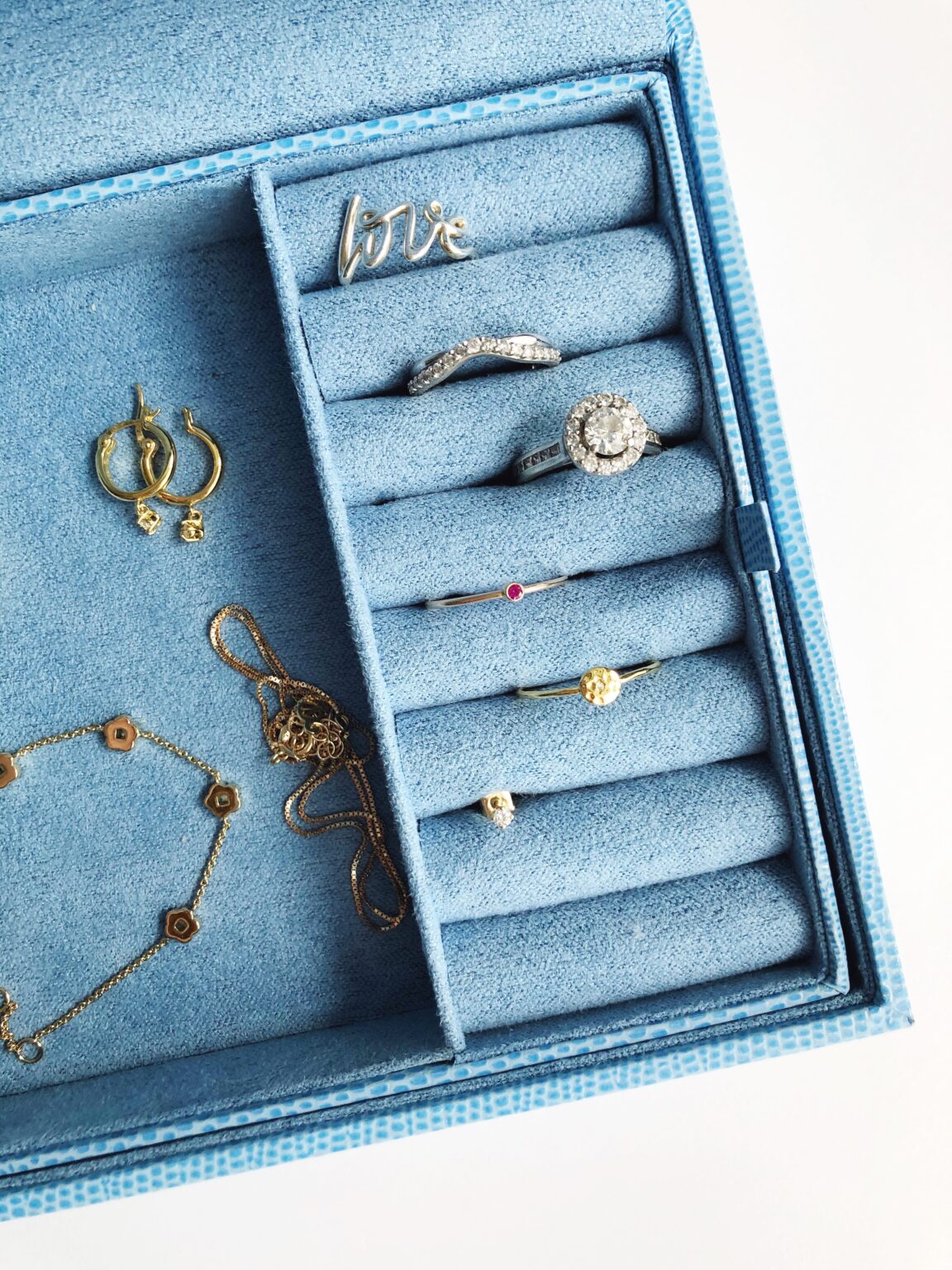 The Best Minimalist Jewelry Brands to Shop for Every Budget The